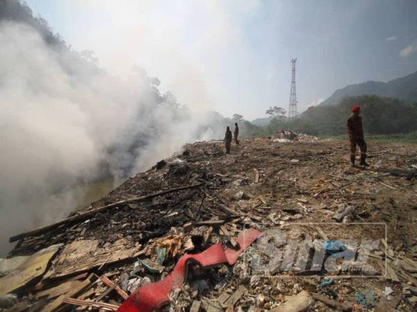 Sungai Benus tercemar angkara tindakan membuang sampah secara haram di kawasan berhampiran. 