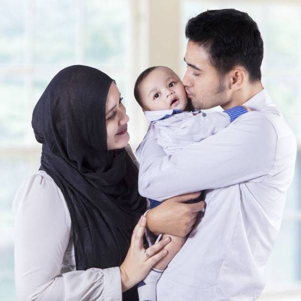 Peluk dan ciumlah anak kita selalu sepertimana yang dianjurkan Rasulullah SAW. - GAMBAR HIASAN.