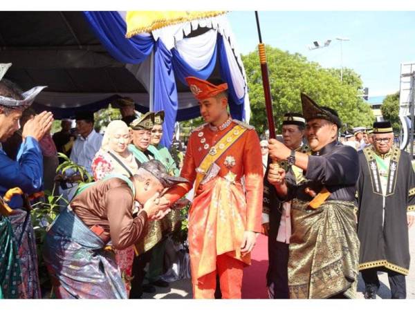 Pemangku Raja Pahang, Tengku Hassanal Ibrahim Alam Shah Al-Sultan Abdullah Ri&#039;ayatuddin Al-Mustafa Billah Shah bersalaman dengan barisan kepimpinan negeri sempena Istiadat Pembukaan dan Mesyuarat Pertama Penggal Kedua Dewan Negeri Pahang Ke-14 di Wisma Sri Pahang, hari ini.