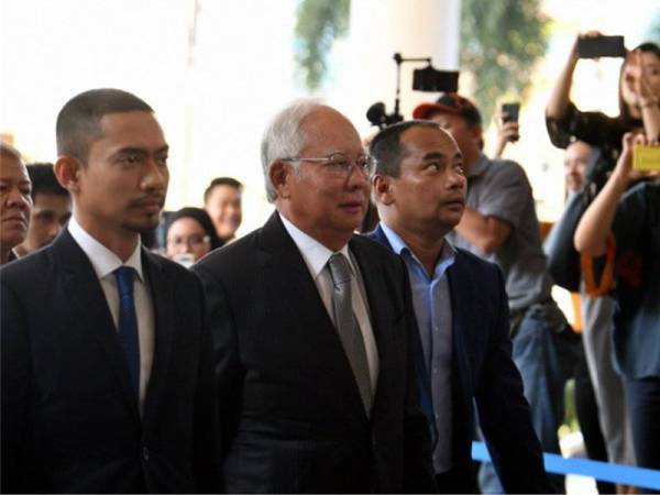 Najib (dua, kiri) tiba di Kompleks Mahkamah Kuala Lumpur hari ini pada hari kedua perbicaraan berhubung kes penyelewengan dana SRC International Sdn Bhd yang dihadapinya. - Foto Bernama