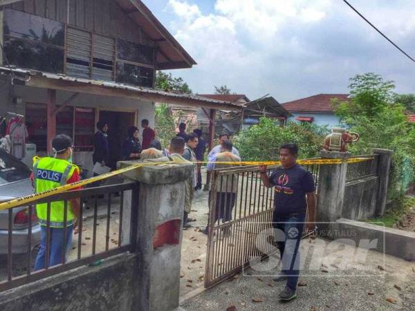 Kejadian berlaku di blik yang disewa di sebuah rumah di Jalan Pokok Machang, Tasek Gelugor pagi tadi.