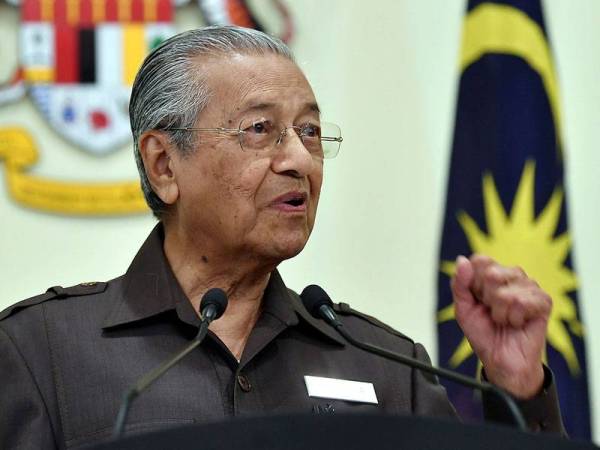 Perdana Menteri Tun Dr Mahathir Mohamad pada sidang media berkaitan projek Laluan Rel Pantai Timur (ECRL) di Bangunan Perdana Putra hari ini. - Foto Bernama