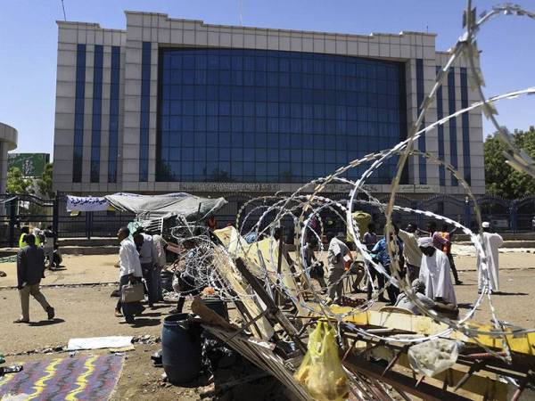 Kumpulan protes berkumpul berhampiran ibu pejabat tentera di Khartoum, semalam. - Foto: AFP