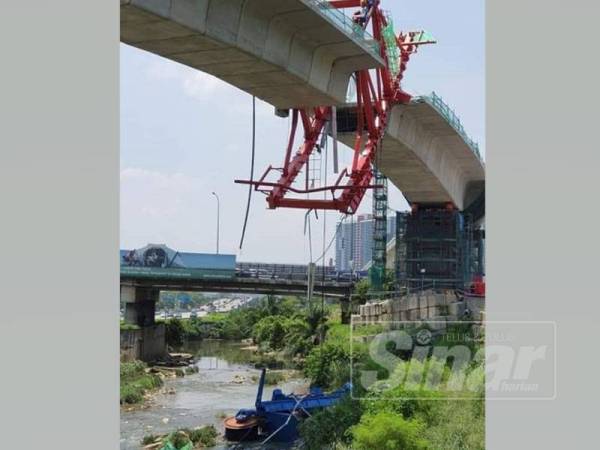 Keadaan pengangkat segmen yang terjatuh ke Sungai Gasi di tapak projek MRT Jalan Kuala Selangor.