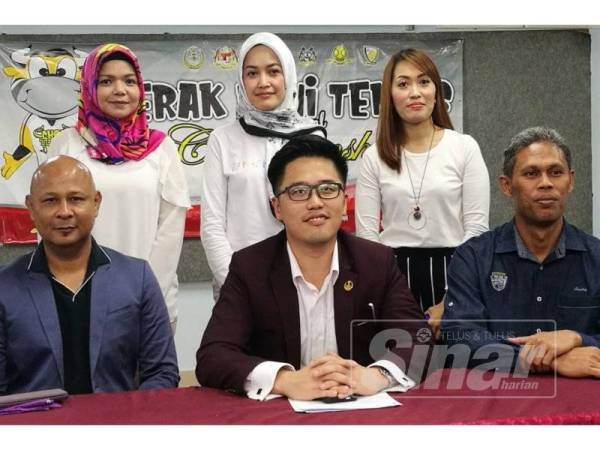 Howard Lee (duduk, tengah) pada sidang media berkenaan.