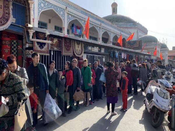 Penduduk etnik Uighur terpaksa melalui beberapa pos pemeriksaan yang ditempatkan di bandar Kashgar.
