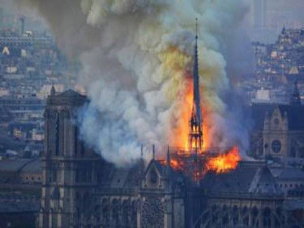 Kebakaran besar memusnahkan bumbung serta menara utama Gereja Notre Dame di Paris. - Foto Reuters