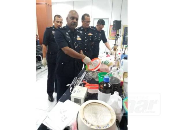 Anbalagan menunjukkan peralatan memproses dadah yang dirampas dari rumah suspek dalam pemeriksaan yang dibuat malam kelmarin.