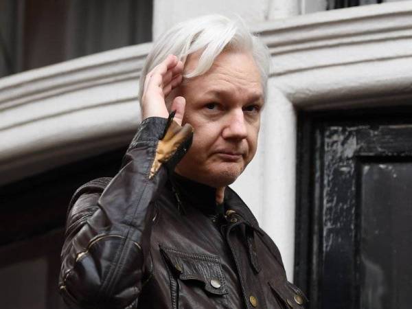 Pengasas WikiLeaks Julian Assange ditahan pada 11 April lalu ekoran penarikan balik suaka perlindungan yang diberikan Ecuador. - Foto AFP
