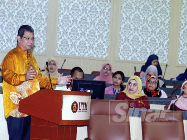 Saifuddin ketika berucap semasa menghadiri Seminar Antrabangsa Berhubung Isu Global di UTM Skudai, di sini, hari ini.
