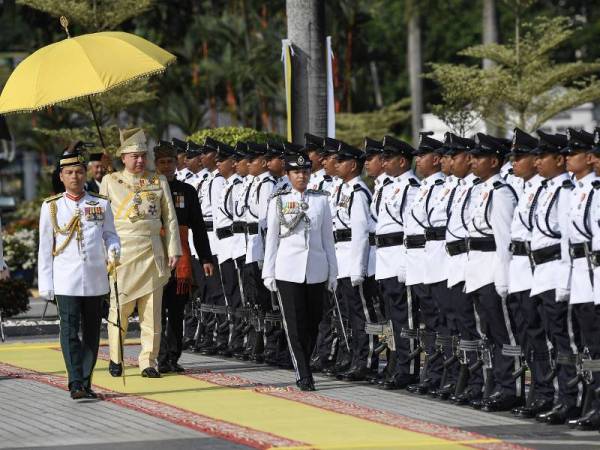 Sultan Perak Sultan Nazrin Shah berkenan memeriksa kawalan kehormat sempena perasmian Istiadat Pembukaan Rasmi Mesyuarat Pertama, Penggal Kedua Dewan Undangan Negeri Perak ke-14 di Bangunan Perak Darul Ridzuan hari ini. - Foto Bernama