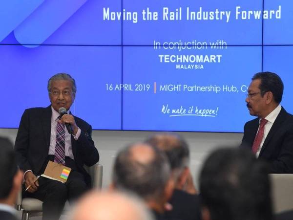 Perdana Menteri, Tun Dr Mahathir Mohamad menjawab pertanyaan semasa sesi dialog pada pembukaan Pameran dan Pertunjukan Teknologi Serta Inovasi Kejuruteraan Rel Tempatan Terbesar (Technomart Rail 2019) di Kumpulan Kerjasama Industri-Kerajaan bagi Teknologi Tinggi (MIGHT) hari ini. - Foto Bernama
