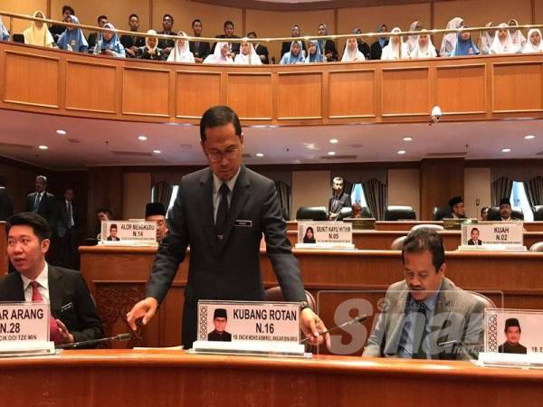 Mohd Asmirul (tengah) ketika menjawab pertanyaan pada hari kedua Sidang DUN Kedah ke-14 di Wisma Darul Aman.