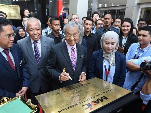 Perdana Menteri Tun Dr Mahathir Mohamad menandatangani plak perasmian Pertubuhan Industri Rel Malaysia (MARIC) pada pembukaan Pameran dan Pertunjukan Teknologi Serta Inovasi Kejuruteraan Rel Tempatan Terbesar (TECHNOMART REL 2019) di Kumpulan Kerjasama Industri-Kerajaan bagi Teknologi Tinggi (MIGHT) hari ini. Foto: Bernama