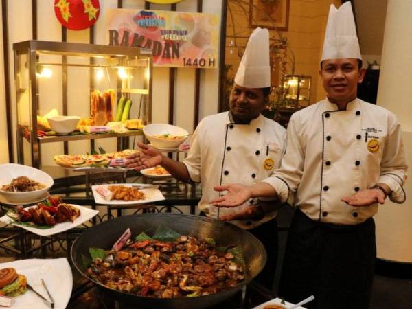 Chef Radhakrisnan (kiri) dan Chef Firdaus Stenly Abdullah menunjukkan antara menu bufet Ramadan yang ditawarkan di GBWHSA.