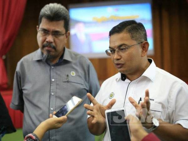 Azman (kanan) bersama Pengarah Perikanan Terengganu, Zawawi Ali ketika ditemui media selepas merasmikan Bengkel Pemurnian Kaedah-Kaedah Perikanan (Akuakultur Perikanan Darat) Negeri Terengganu, di Akademi Perikanan Malaysia, Chendering, di sini, hari ini.