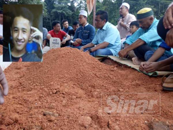 Jenazah Khorilsyahrulnizam,15 dikebumikan di Tanah perkuburan Seksyen 9 Kota Damansara hari ini. Turut kelihatan, bapa arwah, Che Norizam (kopiah kuning)