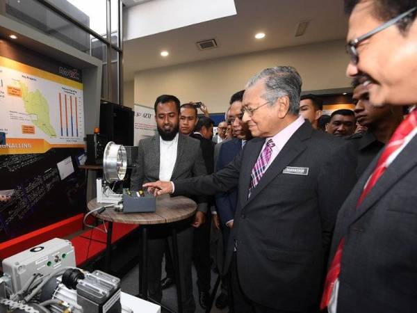 Perdana Menteri Tun Dr Mahathir Mohamad meluangkan masa melawat ruangan pameran berkenaan industri kejuruteraan rel semasa hadir pada pembukaan Pameran dan Pertunjukan Teknologi Serta Inovasi Kejuruteraan Rel Tempatan Terbesar (TECHNOMART REL 2019) di Kumpulan Kerjasama Industri-Kerajaan bagi Teknologi Tinggi (MIGHT) hari ini.- Foto Bernama 