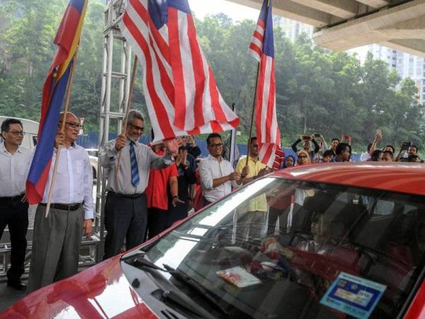 Khalid melepaskan pengguna jalan raya dari Jalan 1/27A ke Setiawangsa selepas merasmikan jalan raya tersebut, hari ini - Foto Bernama