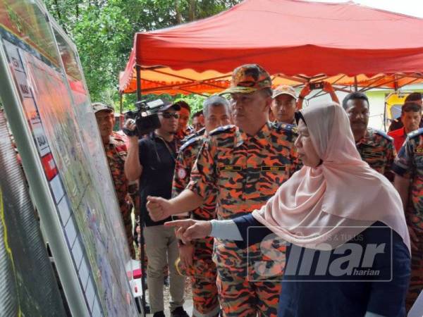 Pengarah JBPM Perak, Azmi Osman menerangkan kepada Zuraida mengenai operasi pencarian mangsa yang hilang sejak 25 hari lalu.