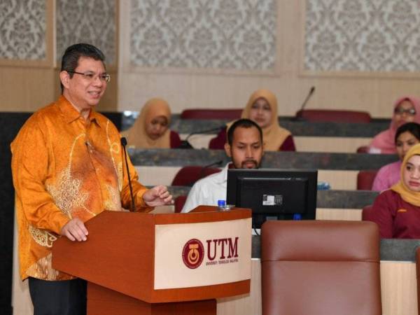 Menteri Luar Datuk Saifuddin Abdullah memberi ucaptama dan merasmikan Seminar Antarabangsa Mengenai Isu Global di Dewan Senat, di Universiti Teknologi Malaysia (UTM) Skudai hari ini. - Foto Bernama