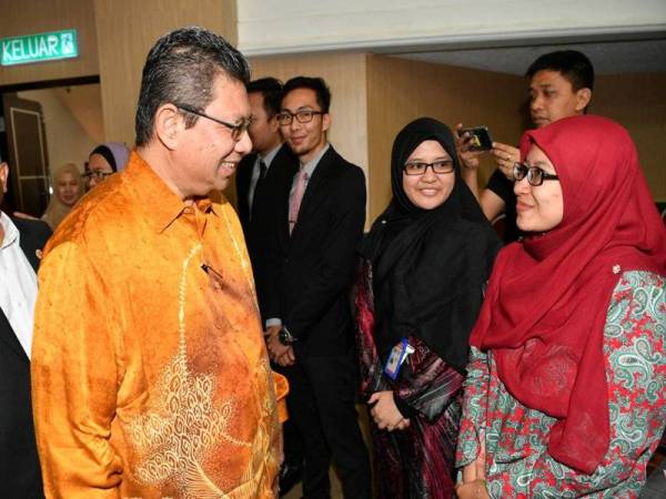 Menteri Luar Datuk Saifuddin Abdullah (dua, kiri) diiringi Naib Canselor Universiti Teknologi Malaysia (UTM) Prof Datuk Ir Dr Wahid Omar (kiri) beramah mesra dengan penuntut dan ahli akademi pada Majlis Perasmian Seminar Antarabangsa Mengenai Isu Global di Dewan Senat, UTM, Skudai hari ini. - Foto Bernama 