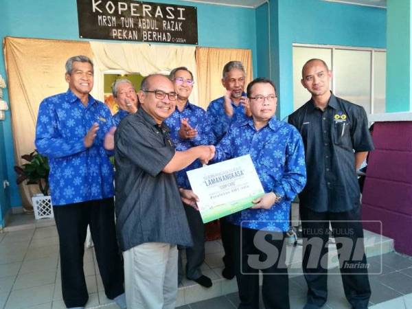 Abdul Fattah menyempurnakan simbolik penyerahan Angkasa kepada Pengetua MRSM Tun Abdul Razak, Nik Jasmi Nik Yaakob di MRSM Tun Abdul Razak di sini, hari ini.