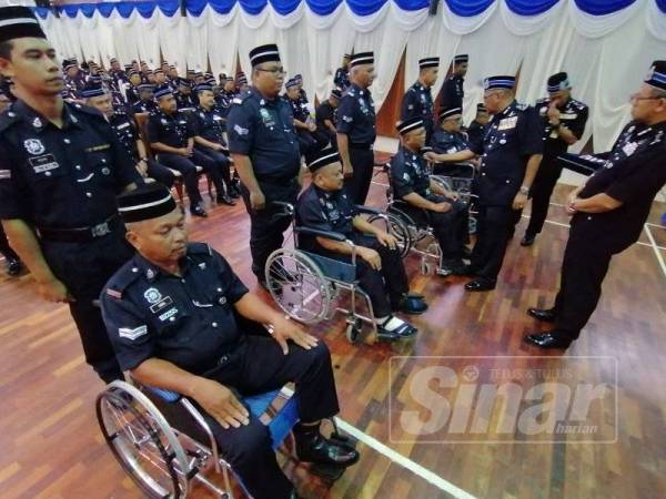 Mohamad Fuzi ketika menyampaikan anugerah kepada anggota polis yang berkerusi roda pada
majlis Istiadat Penganugerahan Pingat Jasa Pahlawan Negara di Dewan Serbaguna Ibu pejabat Polis Kontinjen (IPK) Bukit Beruang, di sini, hari ini.