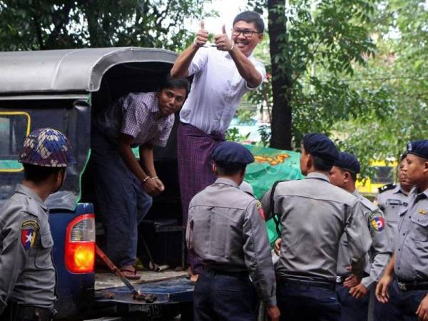 Laporan tentang pembunuhan penduduk Rohingya oleh Lone (kanan) dan Soe Oo turut mendapat liputan dunia. 