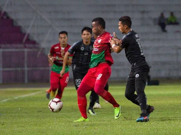 Penyerang import Kelantan United FC, Elano Carlos Zozimar (dua,kanan) dicabar Nasrullah Haniff Johan pada aksi pusingan ketiga Piala FA di Kota Bharu, sebentar tadi.