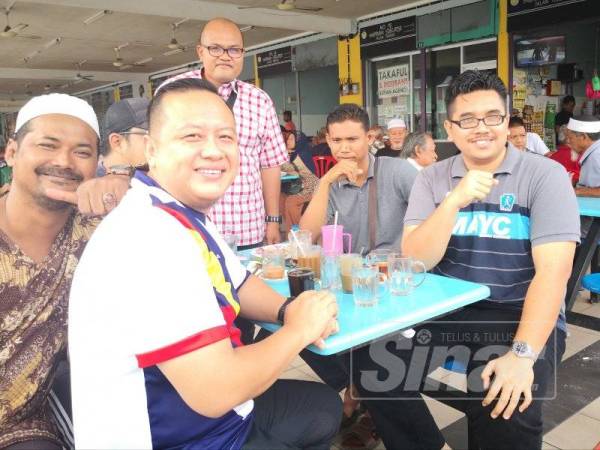 Rizam (duduk dari kiri) bergambar bersama penduduk pada Program Santai bersama Rakyat di Medan Selera, Pekan Sabak di sini.