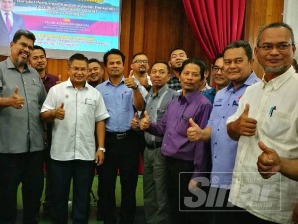 Azman (tengah) dan Zawawi bersama peserta Bengkel Pemurnian Kaedah-Kaedah Perikanan (Akuakultur Perikanan Darat) Negeri Terengganu, di Akademi Perikanan Malaysia, Chendering, di sini, hari ini.