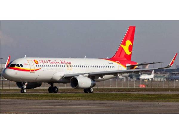 Penerbangan sebuah pesawat Tianjin Airlines tergendala akibat perbuatan warga emas mencampakkan duit syiling ke dalam enjin pesawat. - Gambar Hiasan