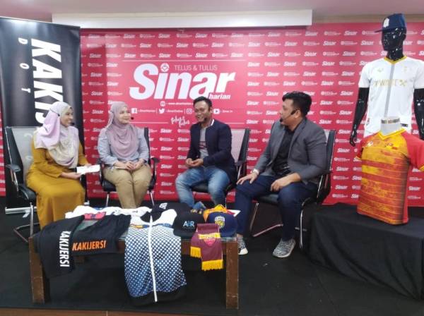 
Harfat (dua dari kanan) dan Zharif (kanan) ketika siaran Sinar Live di Shah Alam baru-baru ini.