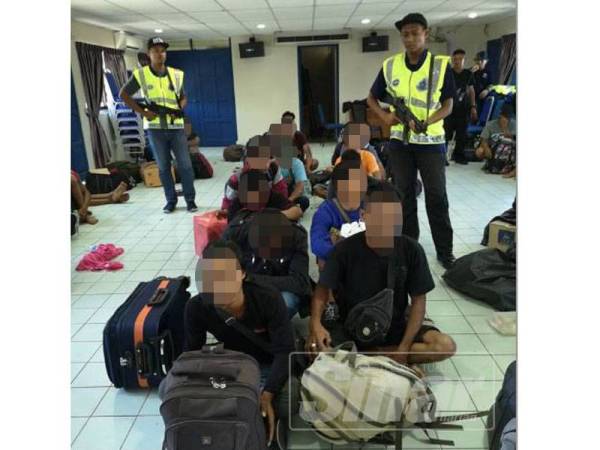 Sebahagian daripada PATI yang ditahan polis menerusi Op Landai Khas di sekitar Tanjung Rhu hingga Felda Tenggaroh, Mersing, kelmarin.