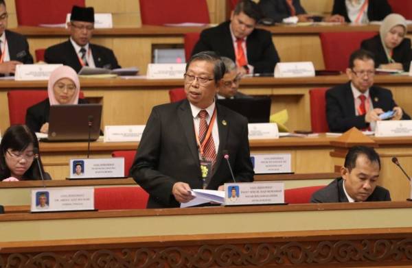 Mohammad Nizar menjawab soalan lisan dalam Sidang DUN Perak hari ini.