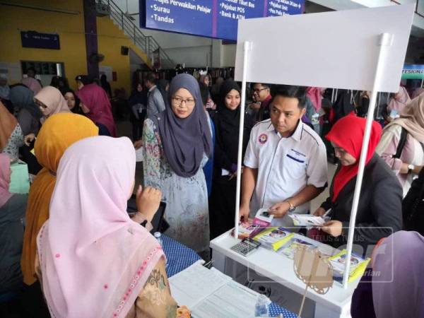 Syerina, Shahsuzan dan Siti Aswani (kanan) ketika melawat gerai agensi sempena Karnival Keusahawanan dan Akademik di UiTM Kelantan, hari ini.