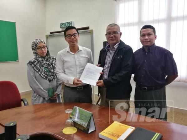 Chean Chung (dua dari kiri) menyerahkan ulasan membabitkan Laporan EIA berkenaan sisa buangan NUF bagi Projek Lynas kepada Rosli Zul (dua dari kanan) di Pejabat JAS Pahang, hari ini.