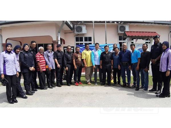 Hasron Nazri (tujuh dari kanan) bersama Mohd Fairis (enam dari kanan) bergambar bersama penduduk selepas selesai sesi dialog Ketua Polis Daerah Kampar pada Program 'Polis Masuk Kampung' di Kampung Pintu Padang, Gopeng, hari ini.