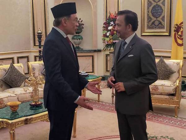 Anwar (kiri) bertemu Sultan Hassanal Bolkiah di Istana Nurul Iman, Bandar Seri Begawan semalam. Foto: Twitter Anwar 