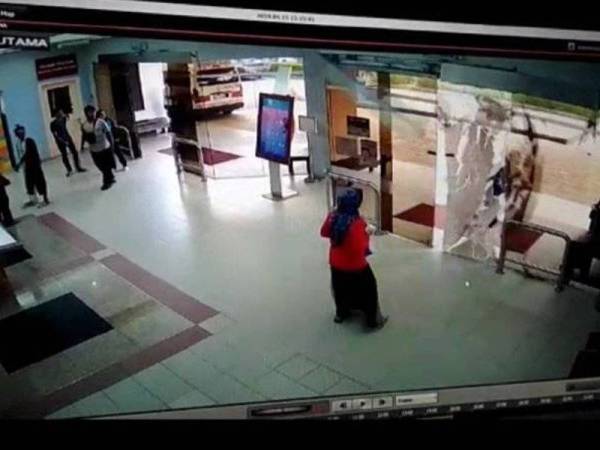 Paparan CCTV memaparkan pintu kaca di Hospital Putrajaya pecah akibat dilanggar seorang lelaki, Isnin lalu.