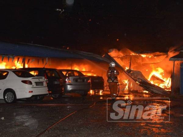 Sebanyak 23 kenderaan musnah dalam kebakaran di premis kenderaan terpakai di Lukut, awal pagi tadi.