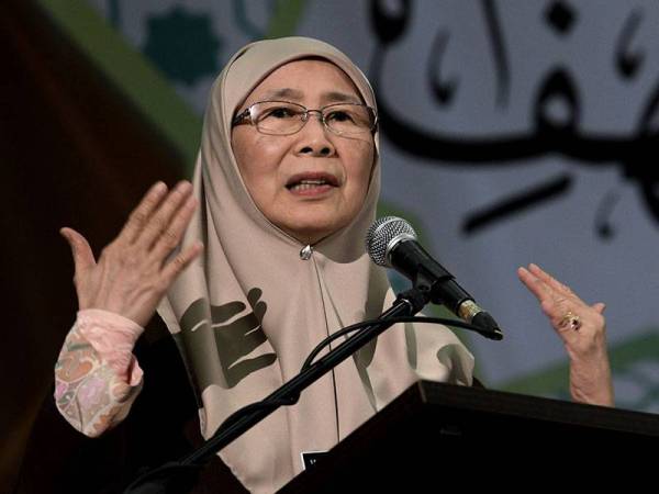 Timbalan Perdana Menteri, Datuk Seri Dr Wan Azizah Wan Ismail menyampaikan ucapan pada majlis World Convention Al-Kahf di Pusat Islam, hari ini. - Foto Bernama