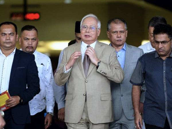 Bekas Perdana Menteri, Datuk Seri Najib Tun Razak keluar daripada mahkamah selepas perbicaraan kes yang dihadapinya membabitkan dana SRC International Sdn Bhd (SRC International) berjumlah RM42 juta di Mahkamah Tinggi Kuala Lumpur hari ini. - Foto Bernama