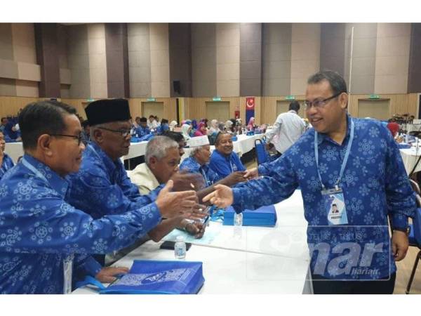 Abdul Fattah bersalaman bersama peserta persidangan di Dwan Tun Razak, semalam.