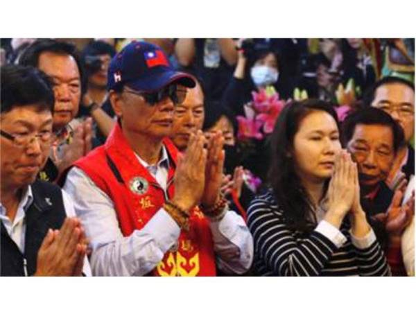 Terry Gou (baju merah) mendakwa dewi laut Mazu memintanya mengamankan Taiwan. - Foto Reuters