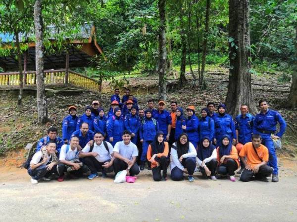 Anggota APM Pendang bergambar bersama yang menyertai latihan di Hutan Lipur Sungai Rambai, Perak.