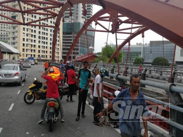 Orang ramai membantu mangsa kemalangan di Jalan CY Choy, Georgetown, petang semalam.