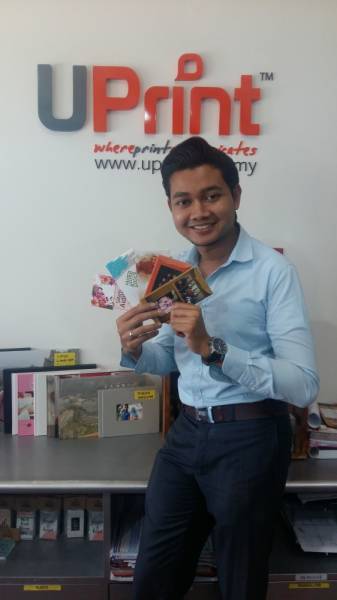 
Syafiq menunjukkan rekaan menarik Sampul Duit Raya Personalize di Shah Alam, semalam.