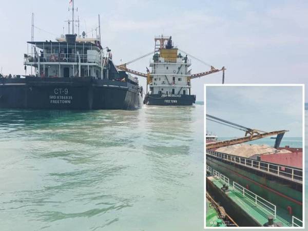 Dua kapal yang dipercayai digunakan untuk mengorek dan memindah pasir secara tidak sah ditahan pasukan Maritim Malaysia Melaka/Negeri Sembilan (Maritim Malaysia) di kedudukan lebih kurang 5 batu nautika Barat Daya Tanjung Keling, di sini semalam. (Gambar kecil: Pasir yang dipercayai dikorek secara tidak sah.)